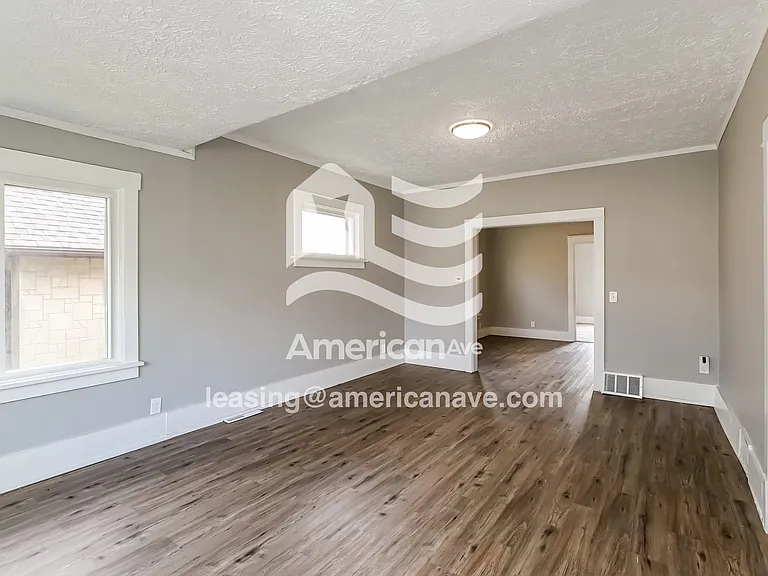 1392278_002_wm_-_living_room_13193105.jpg