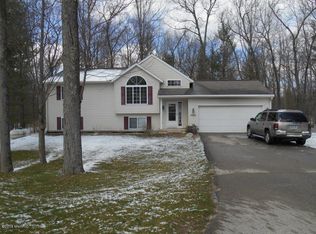 7433 E Oakridge Ct, Howard City, MI 49329