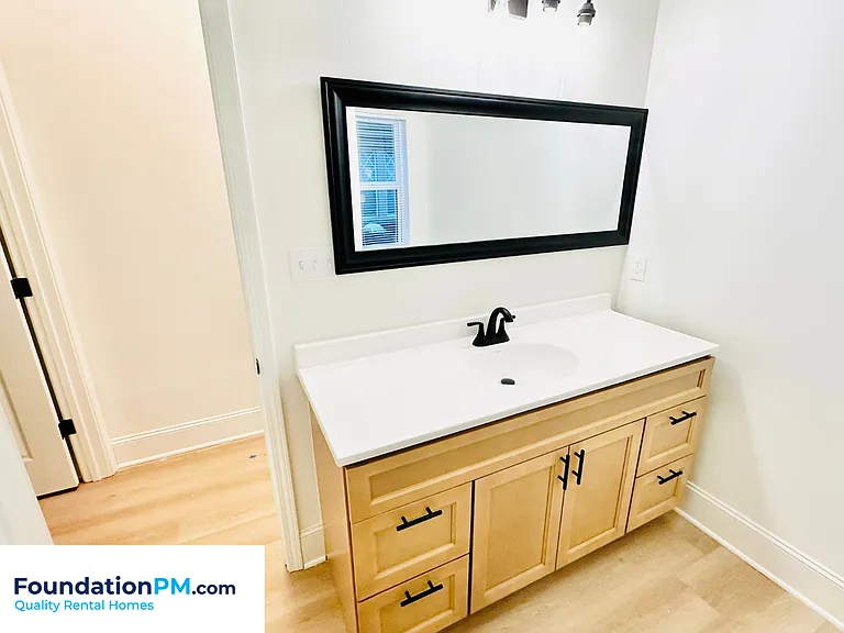 910 Dickinson St — Photo 12