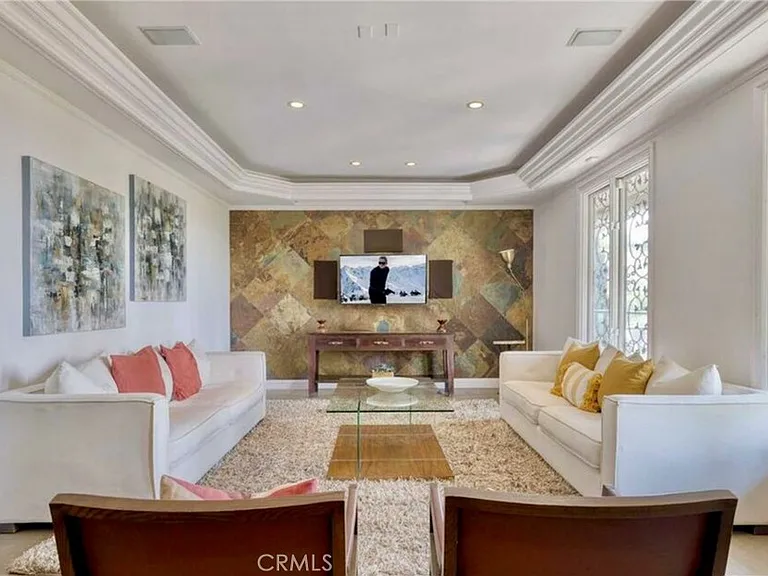 7218 Mulholland Dr — Photo 12