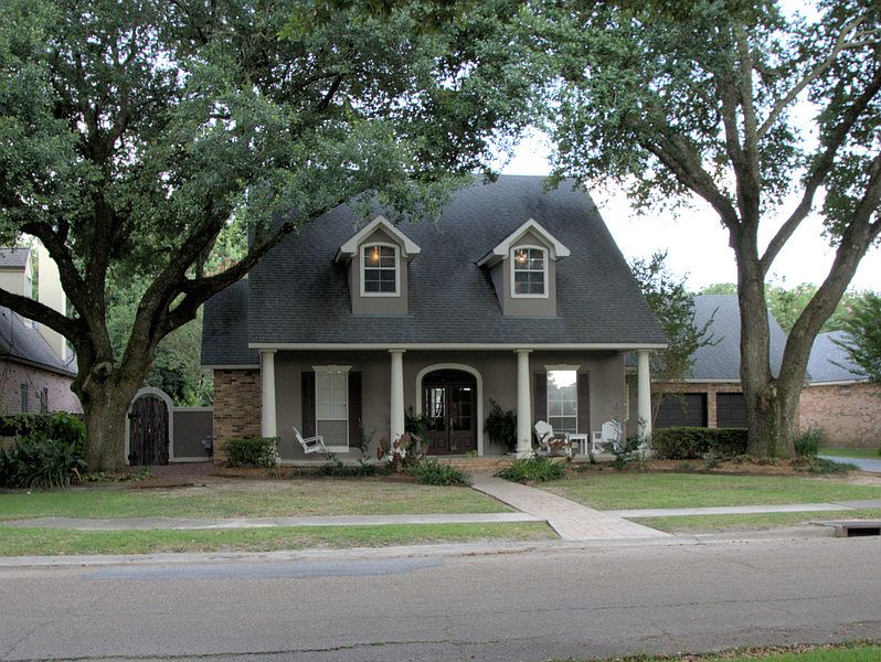 105 Trailwood Lane
						:
						Front of home has 2 beautiful oak trees with long porch for relaxation