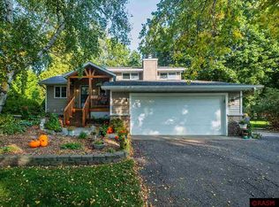 1577 Sharon Dr, North Mankato, MN 56003