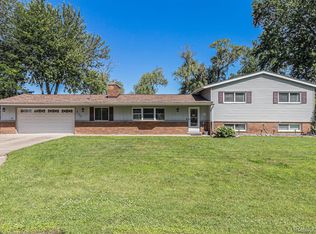 2145 Helmsford Dr, Wolverine Lake, MI 48390