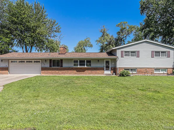 2145 Helmsford Dr, Wolverine Lake, MI 48390