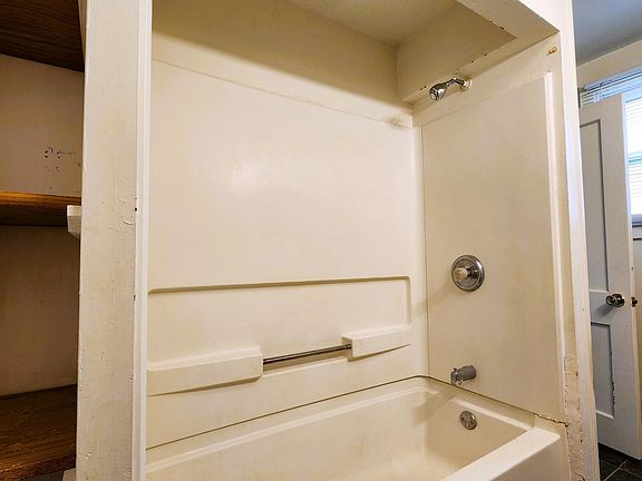4th image of 186 E Howard St
