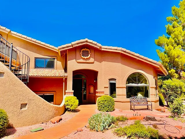 6 bed, 4.5 bath, 3211 sqft, $6,000 — Photo 2