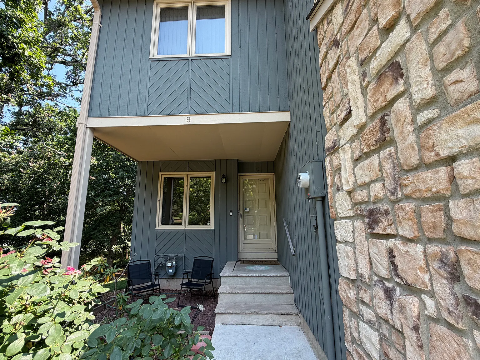 3 bed, 2.5 bath, 1898 sqft, $3,200 — Photo 2