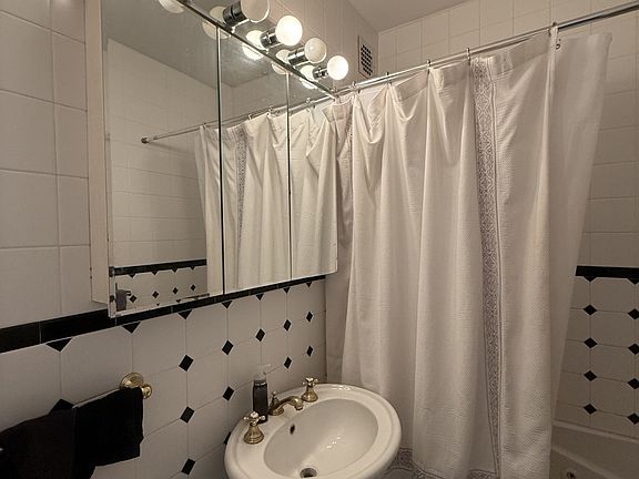 5th image of 117 W 58th St APT 5F