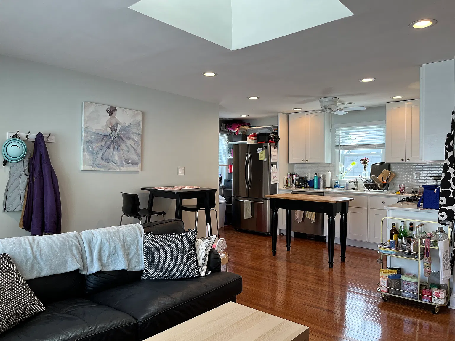 2 bed, 700 sqft, $2,195 — Photo 2
