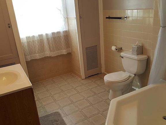 3rd image of 1037 W 1st St