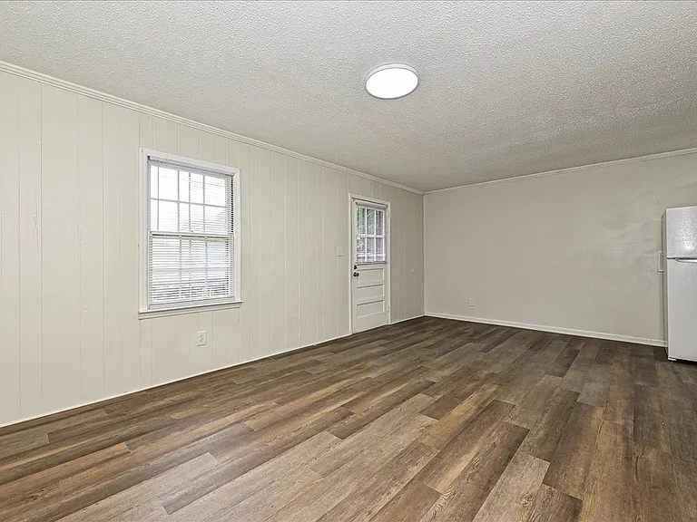 595 Betty St — Photo 3
