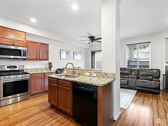 4th image of 341 NE Miramar Cir