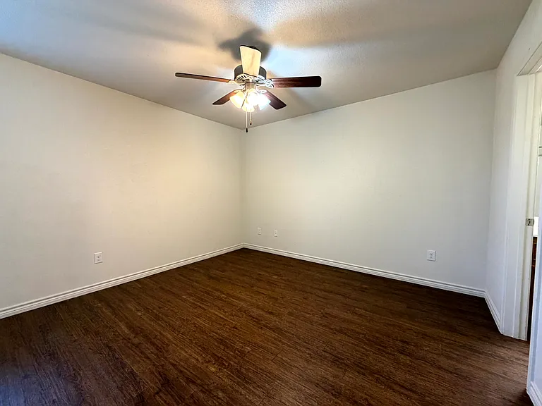 1511 Justin Loop #B — Photo 11