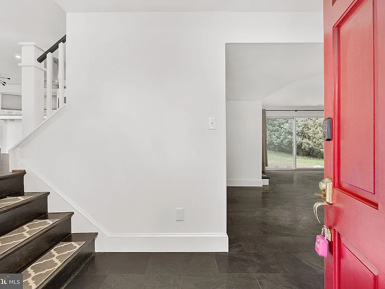 6901 Murray Ln — Photo 10