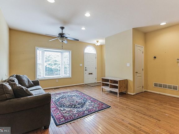 5th image of 404 W 13th St