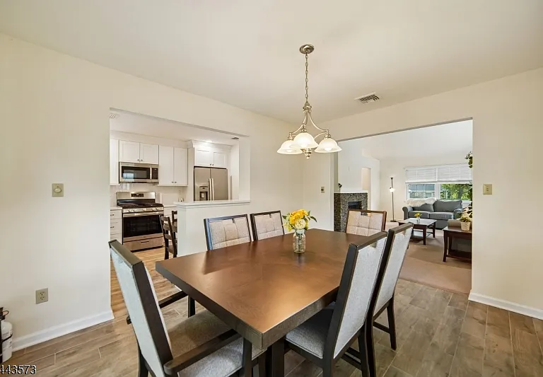 29 Coachlight Dr — Photo 9
