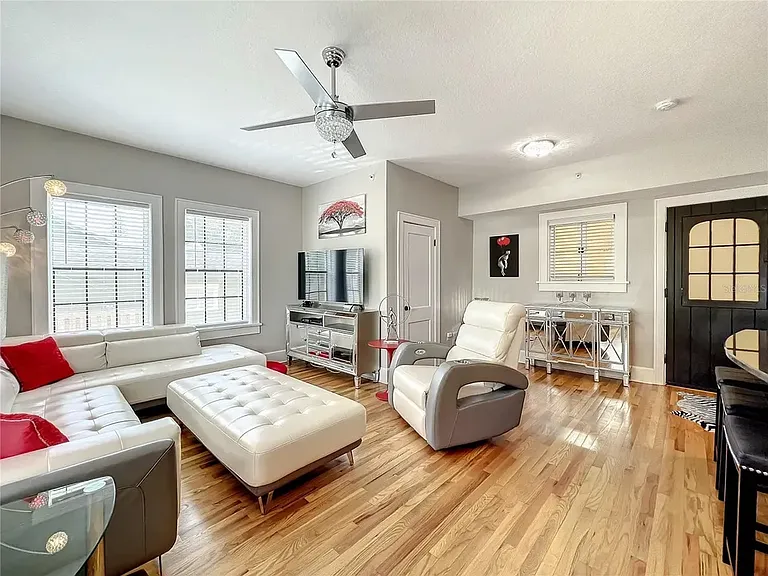 210 22nd Ave NE #2 — Photo 3
