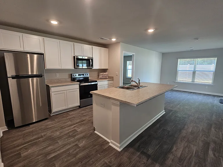 136 Ashworth Dr — Photo 7