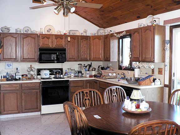 Huged Eat-In Kitchen