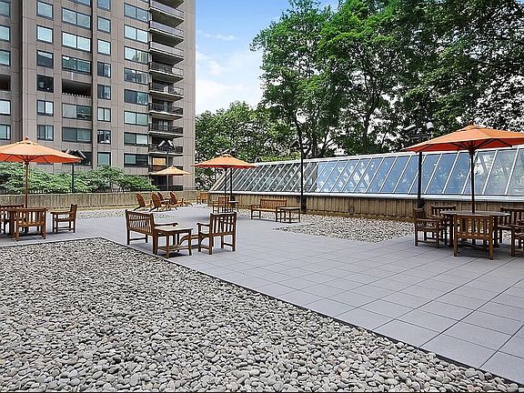 4th image of 531 Main St APT 1411