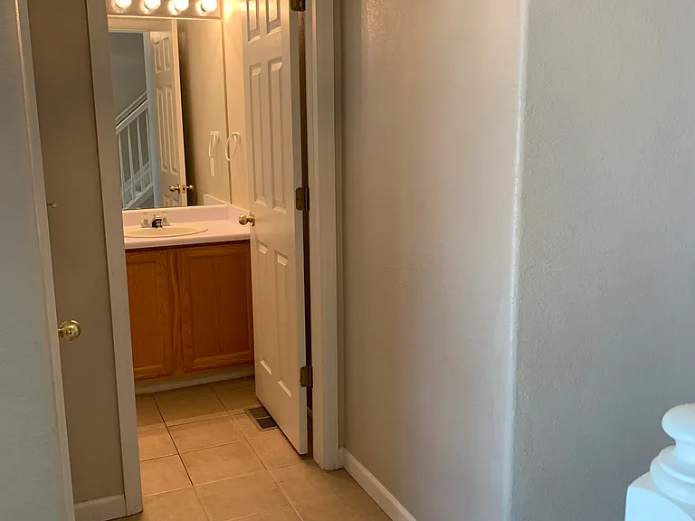 Entry to 1/2 Bath