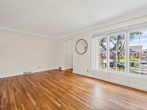5th image of 9105 Morton Ave