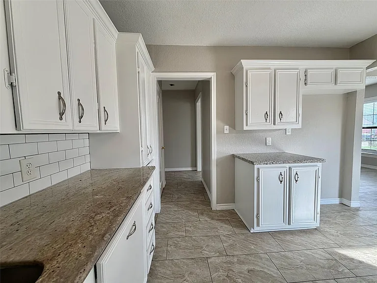 1214 W 5th St — Photo 14