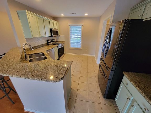 4th image of 104 Stone Cottage Dr