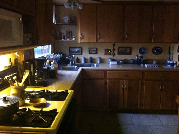 Kitchen with gas stove to share
