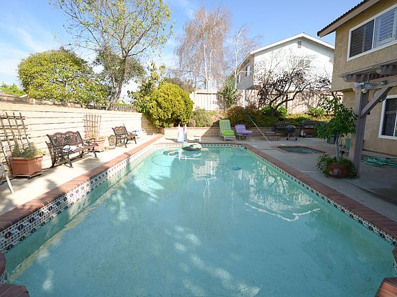 Large pool + jacuzzi