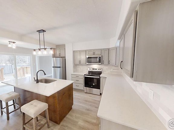 3rd image of 613 Dessa St