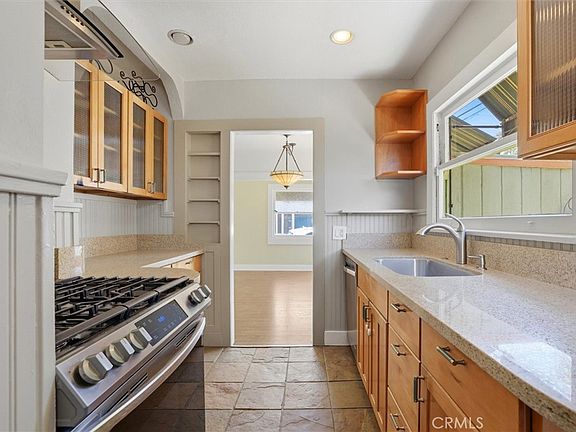 4th image of 672 Stanley Ave