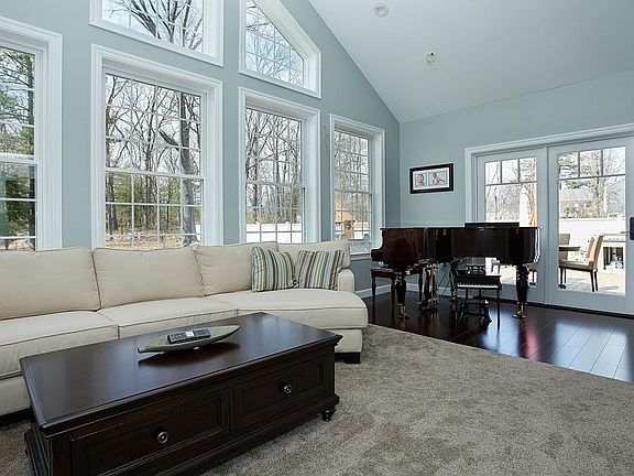 2nd image of 707 Summer St