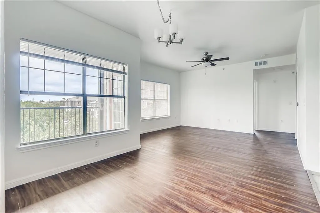 3 bed, 2.0 bath, 1111 sqft, $1,600 — Photo 4