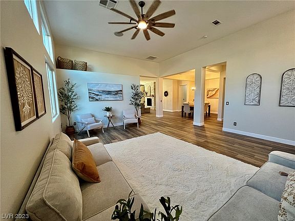5th image of 229 White Willow Ave