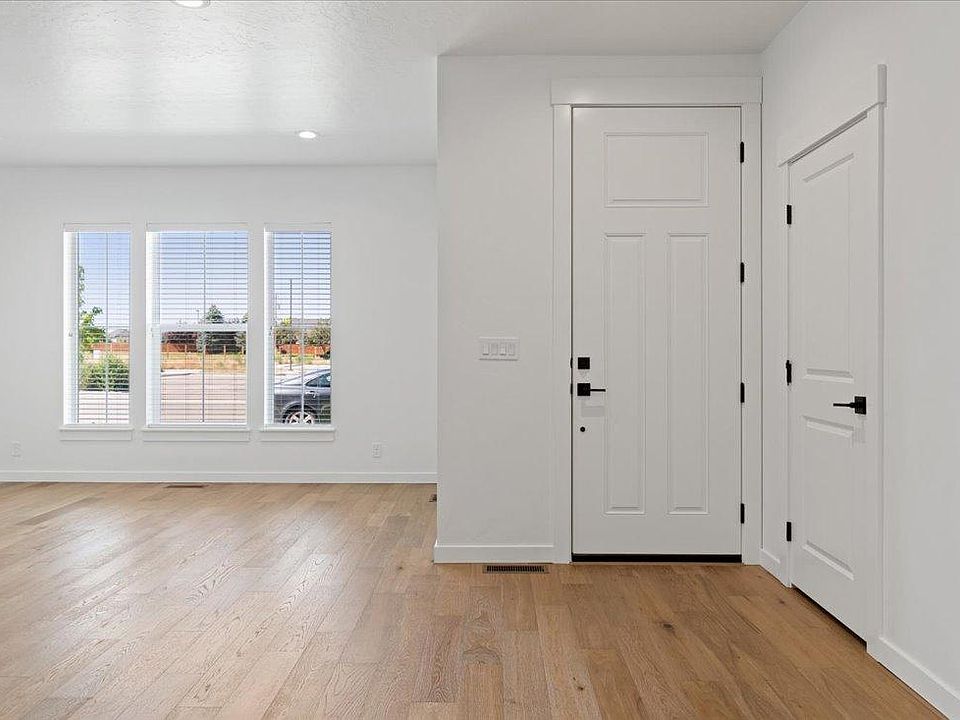 Living/entry room just inside the front door.