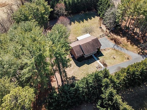 4th image of 141 Rosebud Ln