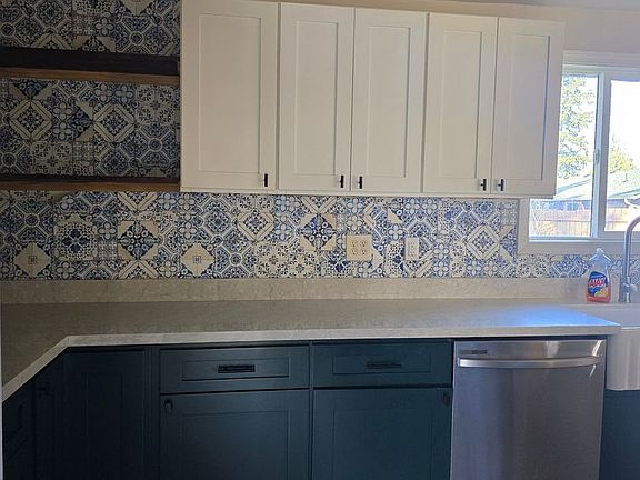 4th image of 140 SE Evergreen Dr