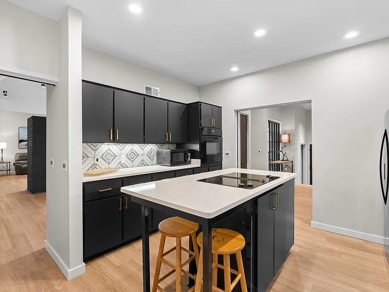 211 Wendwood Dr — Photo 3