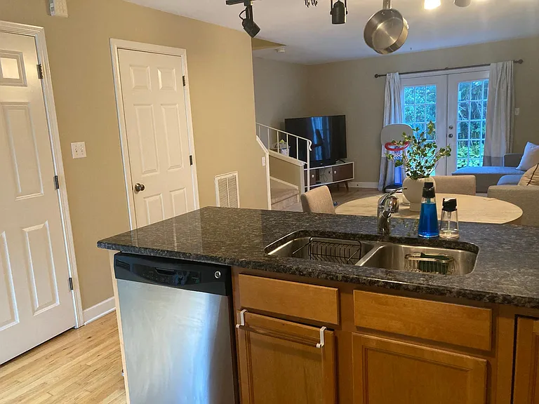 525 W Washington Ave — Photo 4