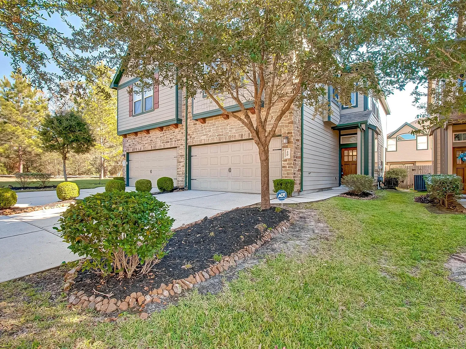 3 bed, 2.5 bath, 1949 sqft, $2,450 — Photo 2