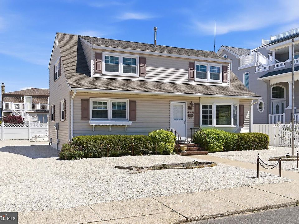 1st image of 17 W Ramapo Ln