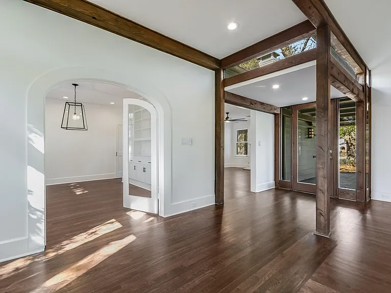 2704 Oakhurst Ave — Photo 3
