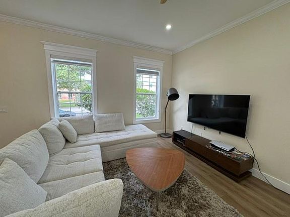 5th image of 537 Campus St