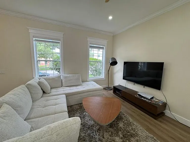 537 Campus St — Photo 5
