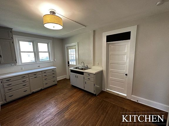 3rd image of 653 W Main St