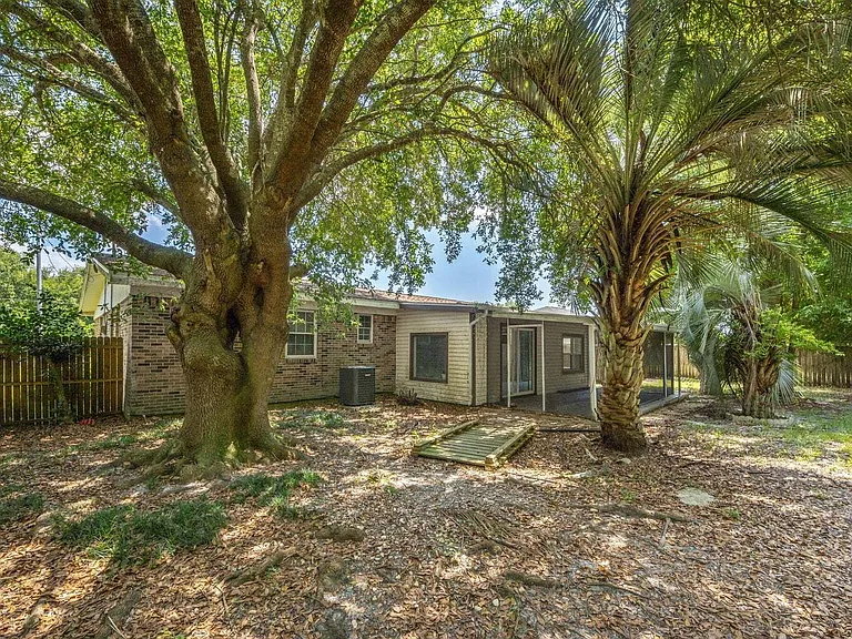 110 Green Dr — Photo 32