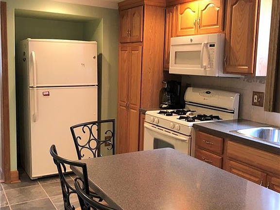 5th image of 467 Schiller St