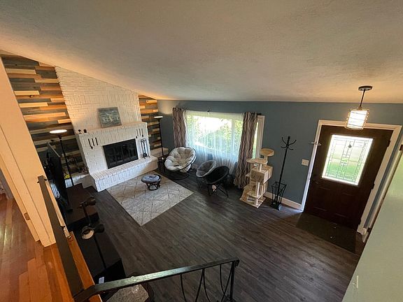 4th image of 1855 Castle Ave