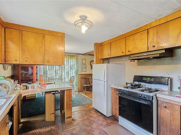 5th image of 3385 Armstrong Rd